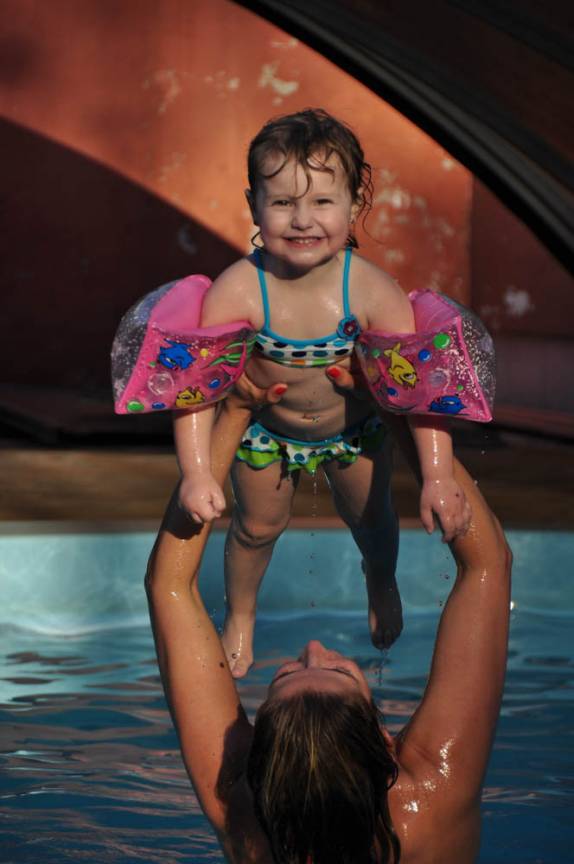 Brincando com a Luiza na piscina, em casa de amigos em Curitiba, no Paraná